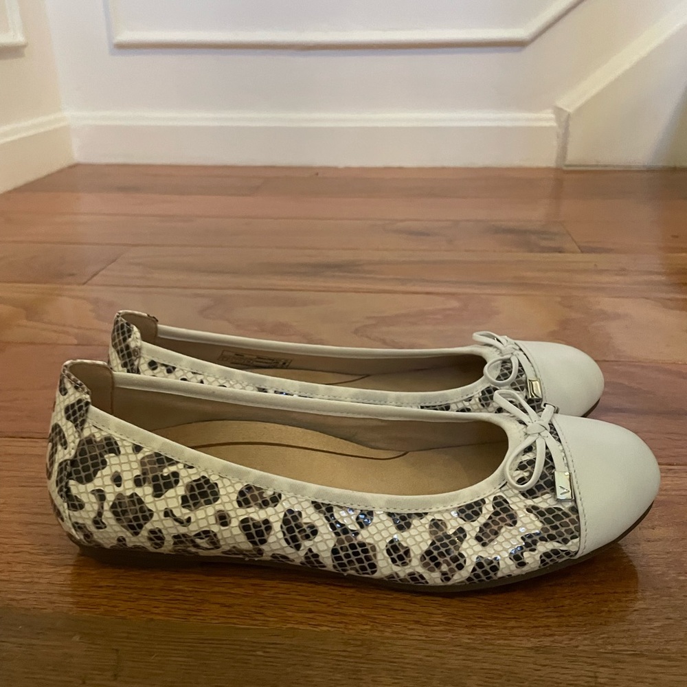 Vionic leather print slip on shoes